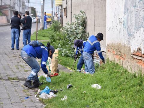 Municipio de Quito refuerza la recolección de basura a pie de vereda por irrespeto de la ciudadanía
