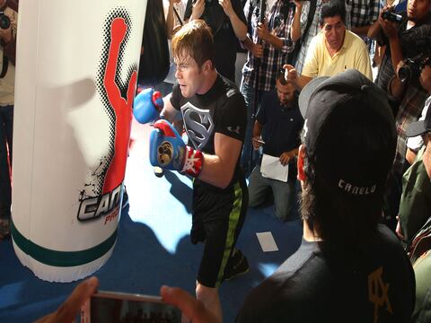 Mexicano Saúl Álvarez ensaya para pelea con Floyd Mayweather Jr.