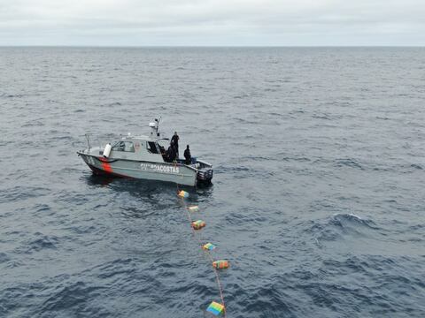 Armada del Ecuador decomisa 1.2 toneladas de droga atadas a boyas satelitales a 147 millas náuticas de Manta