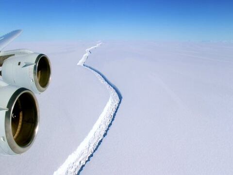 Iceberg casi del tamaño de la isla de Córcega, a punto de despegarse de la Antártida