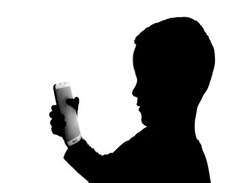El uso de móviles puede disminuir el interés por la lectura de los niños, según expertos