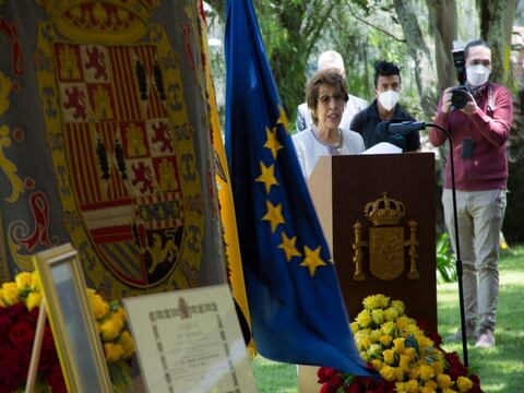 Directora de la Academia Ecuatoriana de la Lengua recibe condecoración del Rey Felipe VI